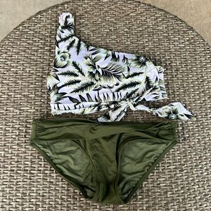 NWOT SEAFOLLY 2 piece swimsuit. Top US Size 8. Bottom Size 10